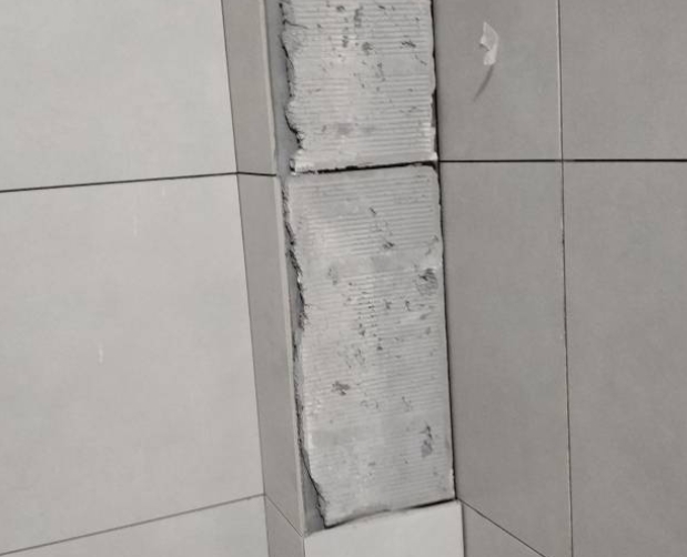 安吉瓷砖空鼓维修公司分享下瓷砖施工前基层浇水润湿程度不足，可能导致以下问题